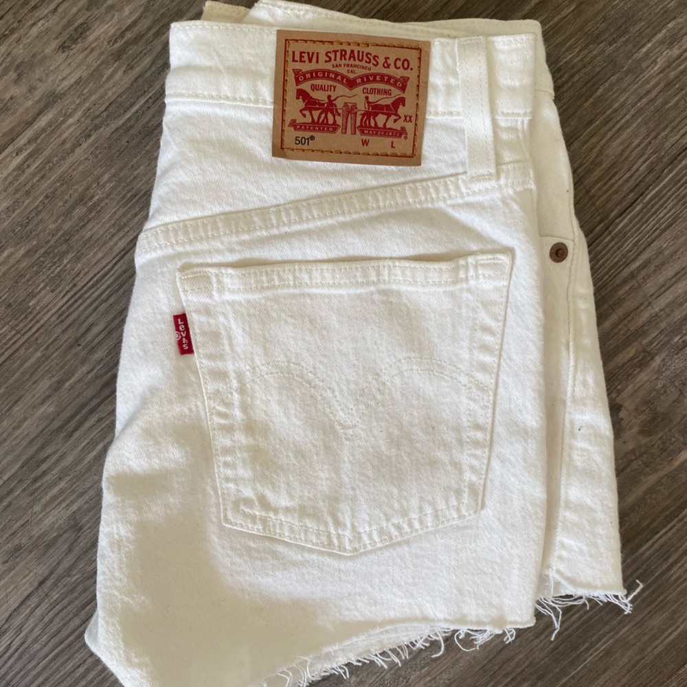 White Levi’s Shorts